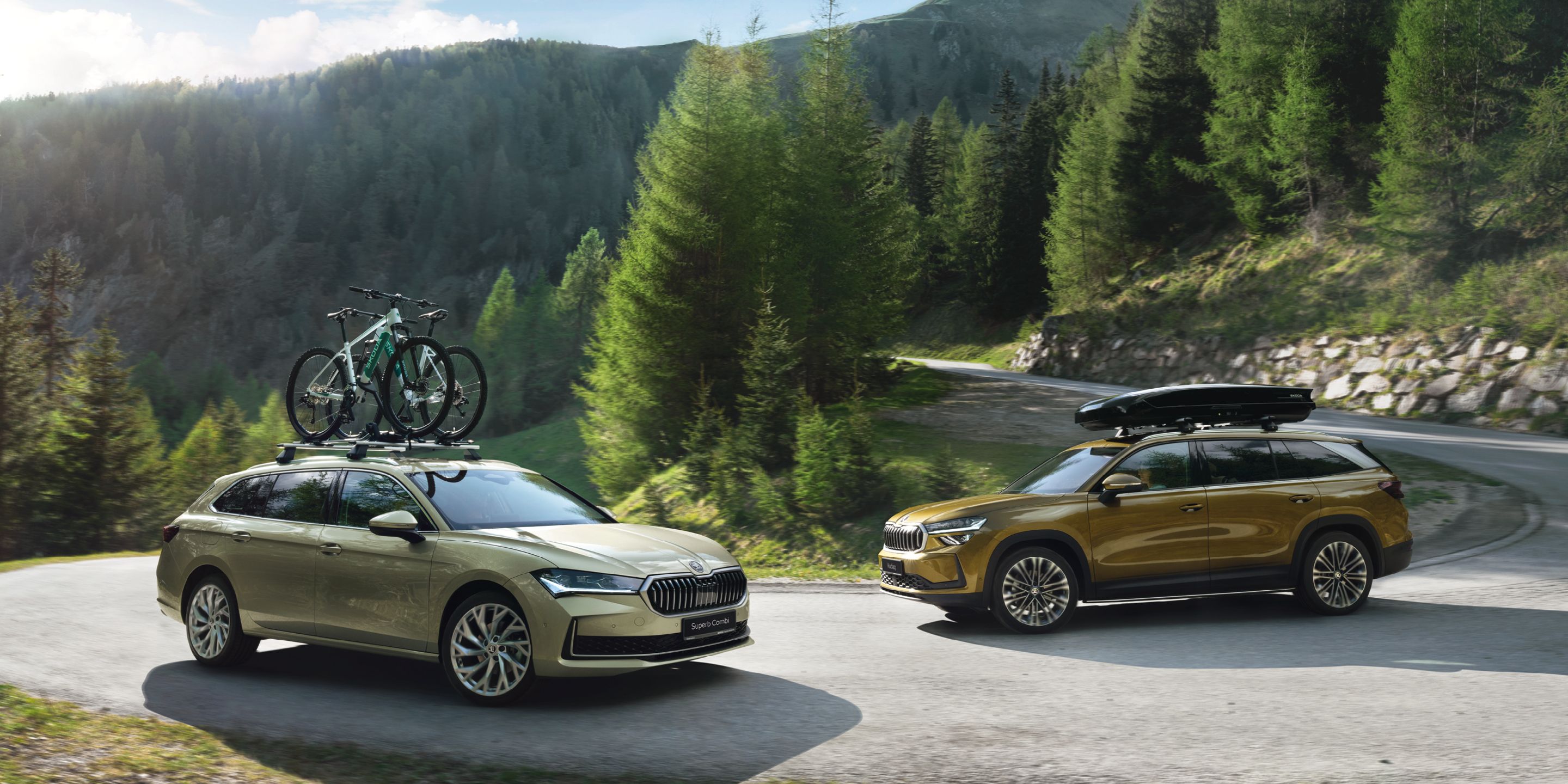 Ein Škoda Suberb Combi und ein Škoda Kodiaq mit Fahrrad Dachträger