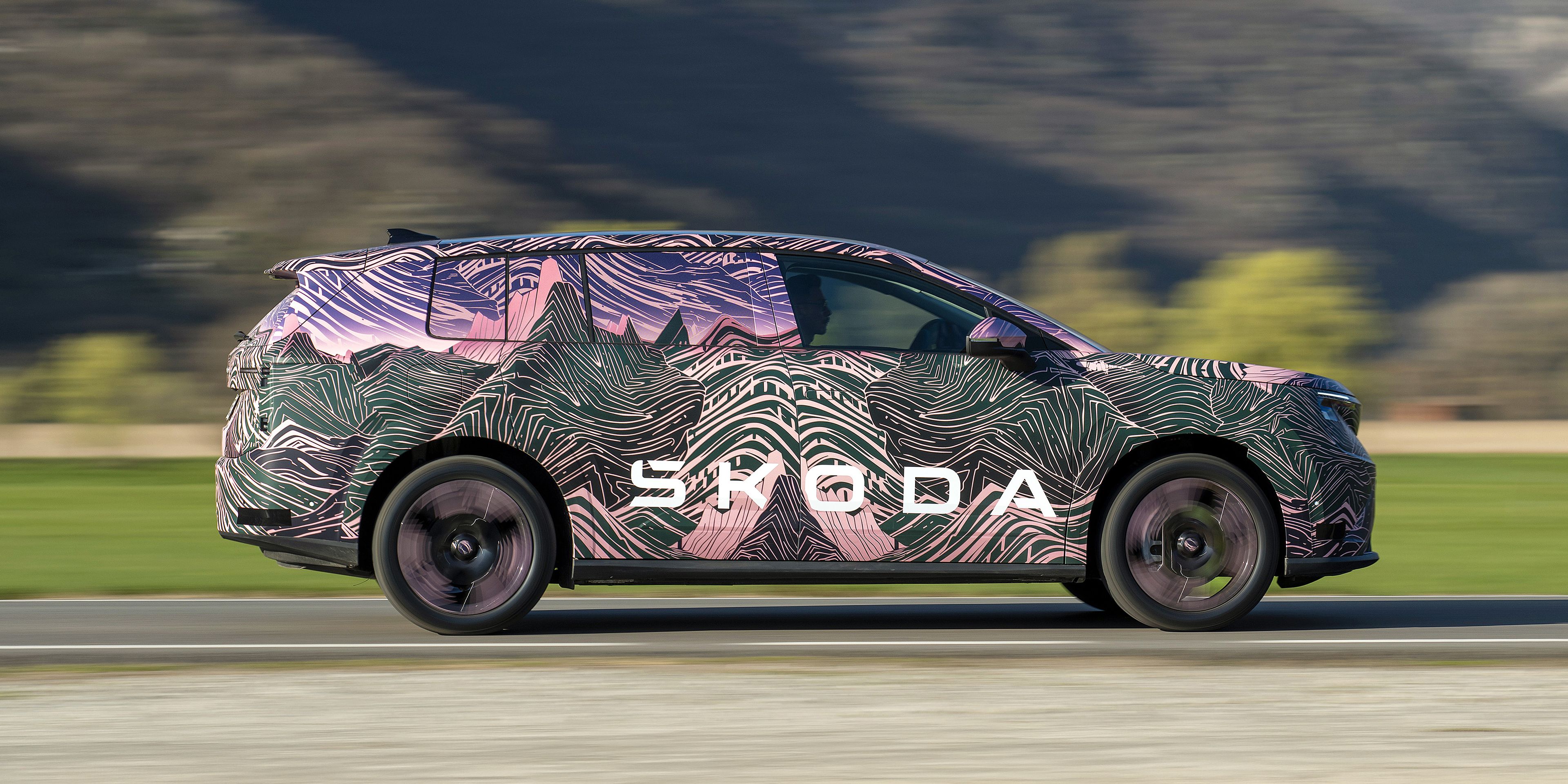 Škoda Peaq in getarnter Folierung von der Seite