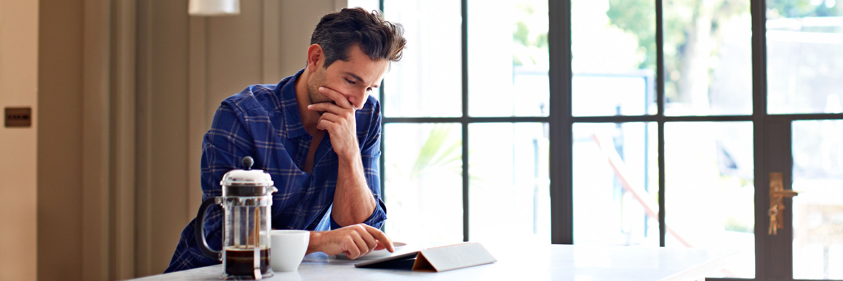 Mann blickt auf sein Tablet