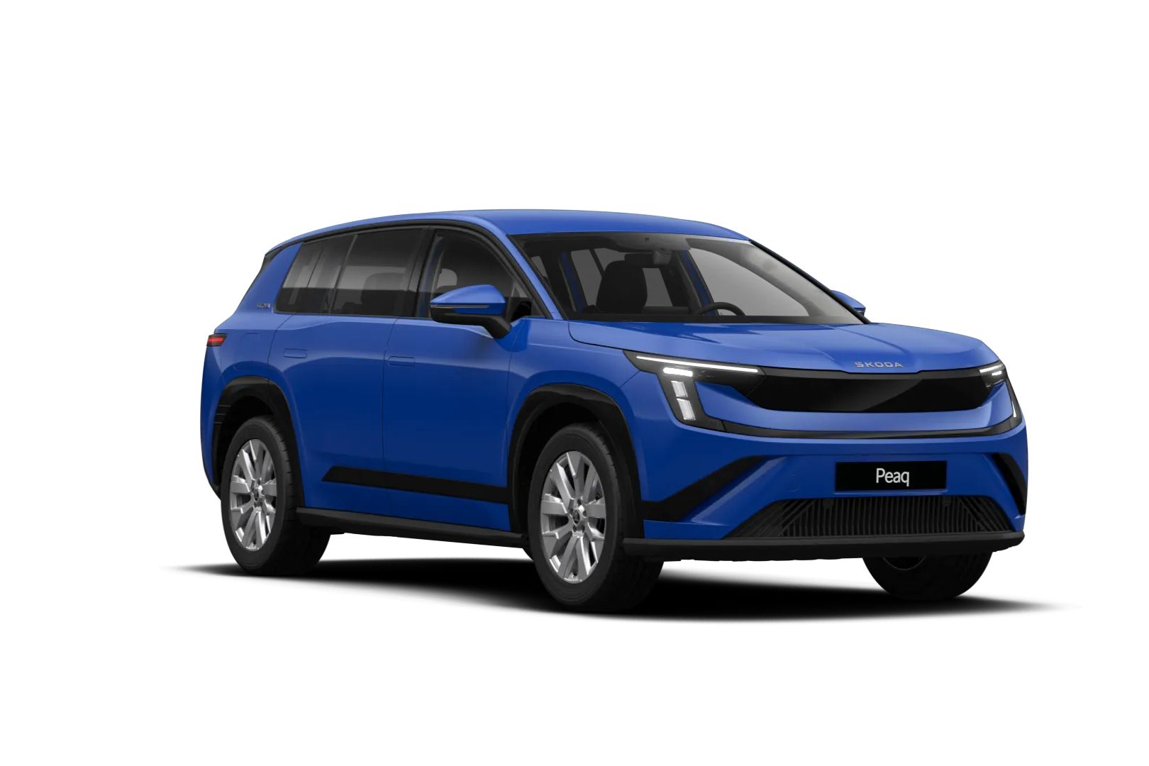Ein blauer Škoda Peaq in seitlicher Frontansicht.