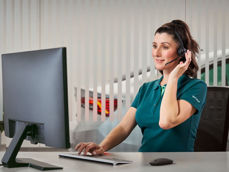 Eine Škoda Service Mitarbeiterin am Telefon.