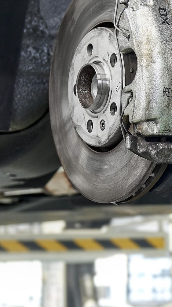 Ein Škoda Mechaniker kontrolliert die Bremsen bei einem Škoda